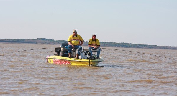 Billy & Scott Williams says spider rigging is a key element to fishing many waters across the country. It provides multiple baits, multiple depths, and a fast speed or total stop.