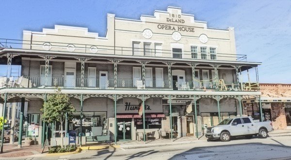 Downtown Deland Florida offers a clean, older atmosphere of nice shops and places to eat.